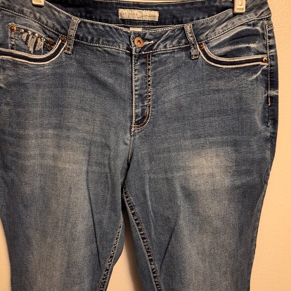 EST.1946 Denim Contemporary Distressed Embroidered Pocket Jeans W/Riveting Detai - Picture 4 of 8